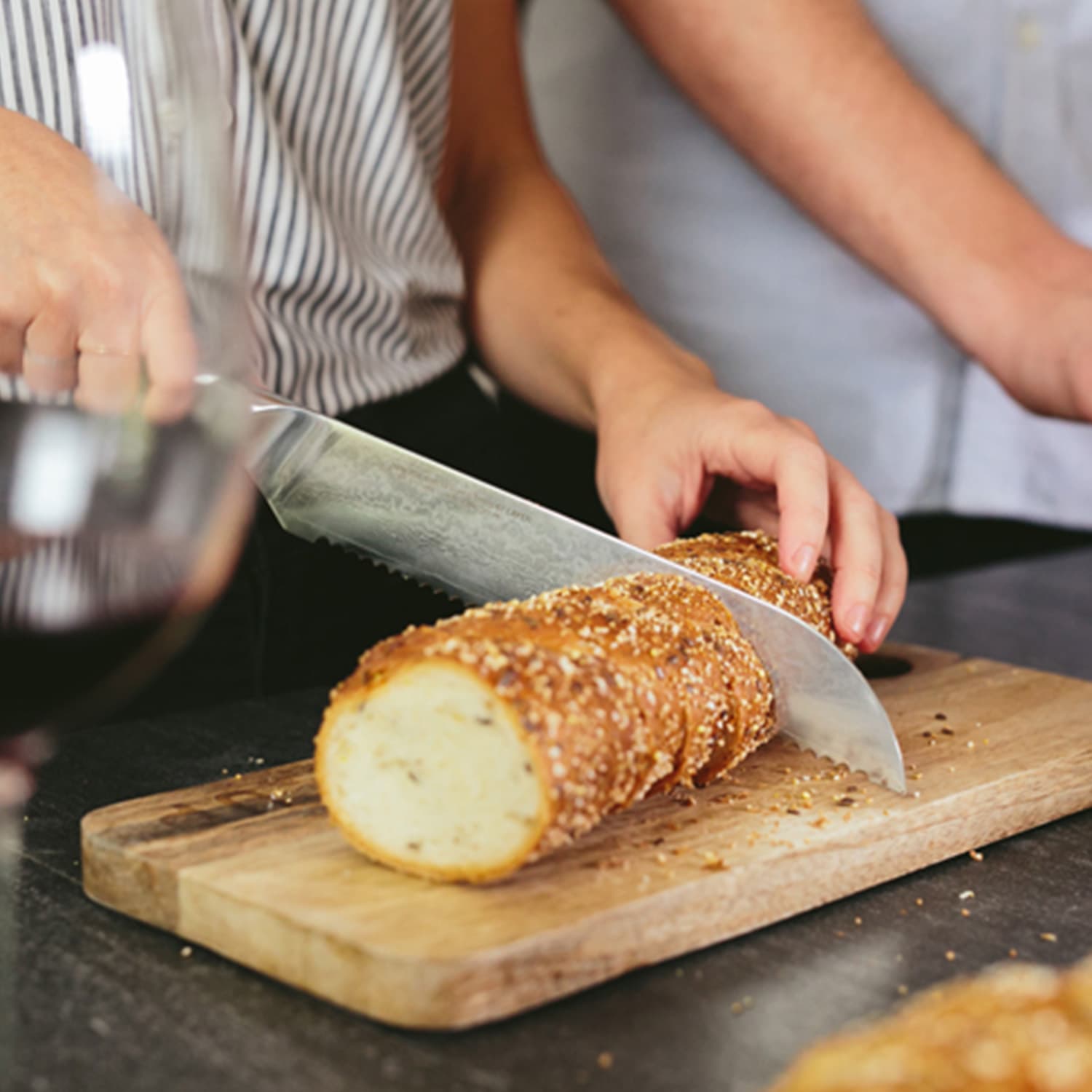 Zelite Infinity by Klarstein Alpha-Royal Japanese Series, 8" nôž na chlieb, 18° zúbkovaný okraj, damašková oceľ – Obrázok 3